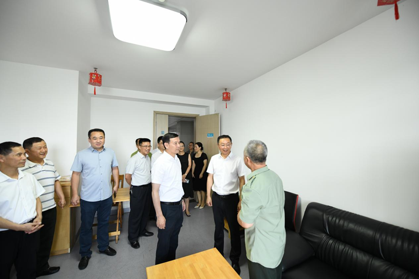 四川省人大常委会副主任何延政深入四川省第三退役军人医院调研康养相关工作
